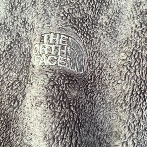 North face large woman’s soft fleece jacket in grey. Super comfy!! - Picture 2 of 3